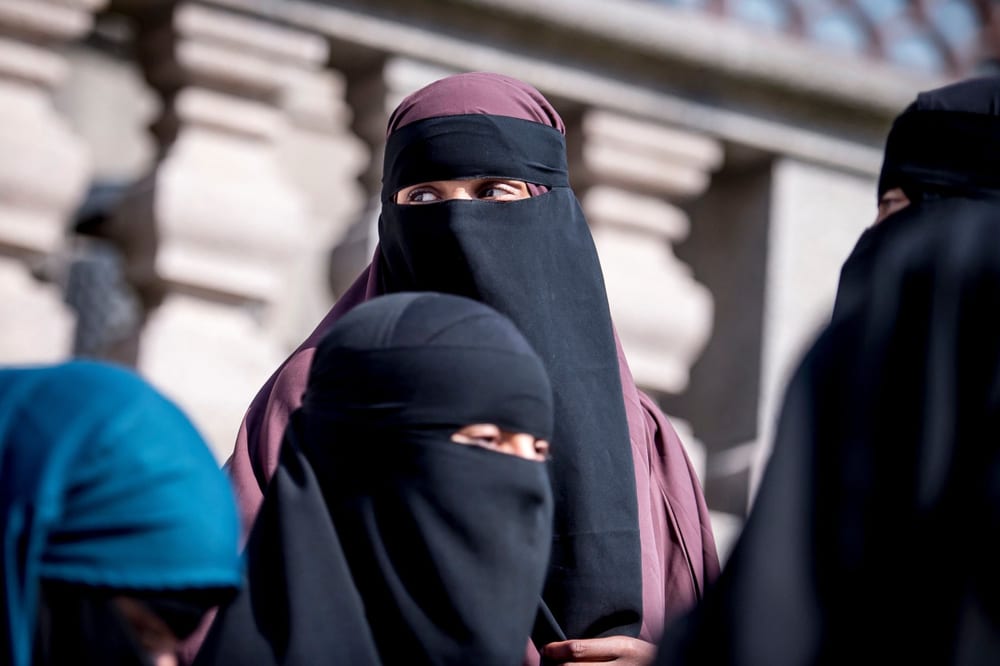 La Suisse interdit la burqa . Shutterstock_1436885678