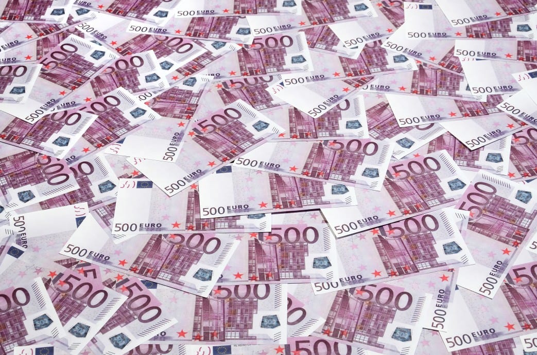 Le juge Charles Prats découvre un scandale fiscal de la Macronie . 500-euro-money-euros-background-hundred-currency-business-bill-pile-finance-five-paper-cash-note_t20_lRv0pQ