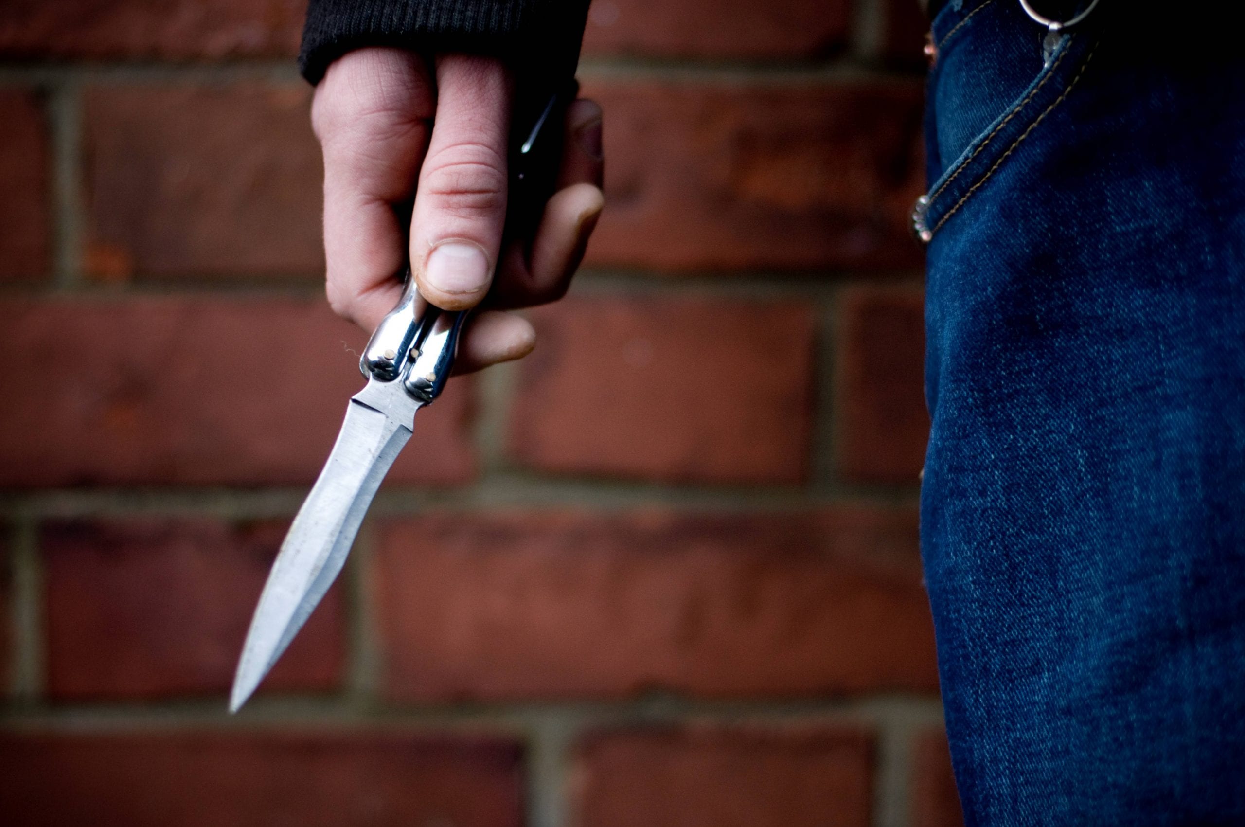 Un père de famille tué de 11 coups de couteau en pleine rue par un jeune de 18 ans sous contrôle judiciaire pour une agression au couteau en mai dernier ! Knife2-scaled-1