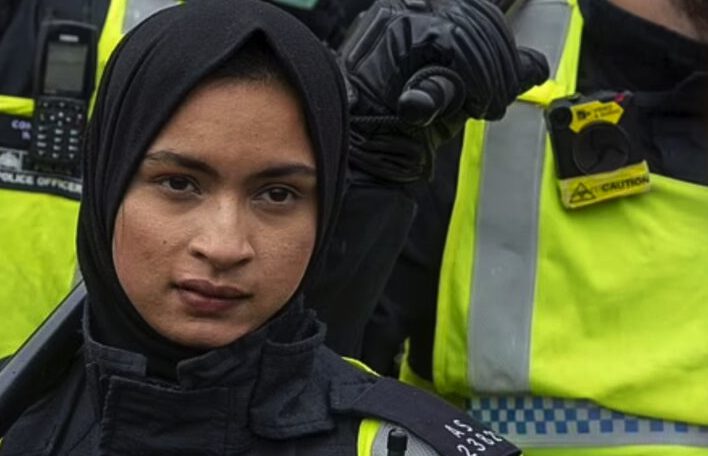 Présentée comme un modèle d’intégration au Royaume-uni, une femme policier musulmane voilée a tweeté des messages antisémites, anti-“koufars” et était en contact régulier avec une femme djihadiste présumée en Syrie . Xnip2022-09-06_14-46-17